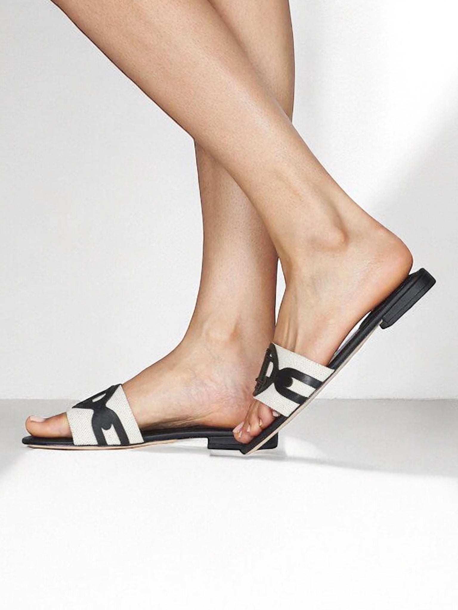 CAMREY Black White